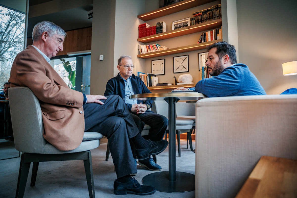 Rafael Dezcallar (izquierda) y Miguel Ángel Ballesteros (centro) conversando con Marc López Plana. 