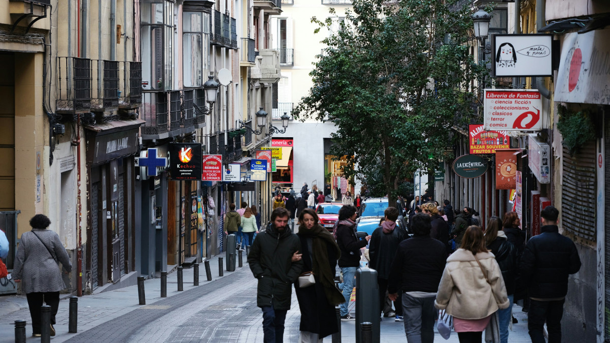 Personas transitan por una calle de Madrid