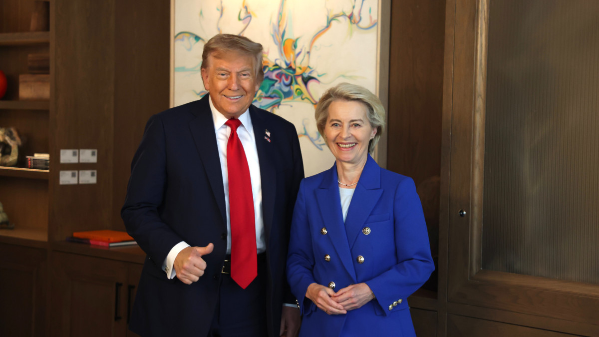 El presidente estadounidense, Donald Trump junto a la presidenta de la Comisión Europea, Úrsula von der Leyen.