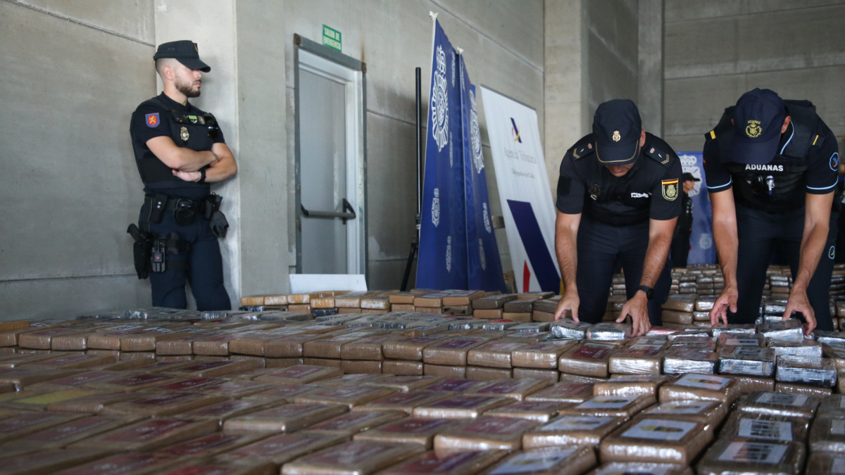 Un operativo policial interviene cerca de 9.400 toneladas de cocaína en el puerto de Algeciras, España.