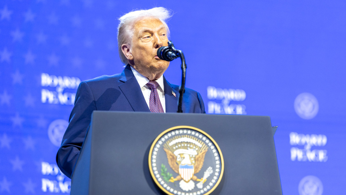 Donald Trump en la presentación de la Junta de Paz en Davos. | Foro Económico Mundial / Benedikt von Loebell