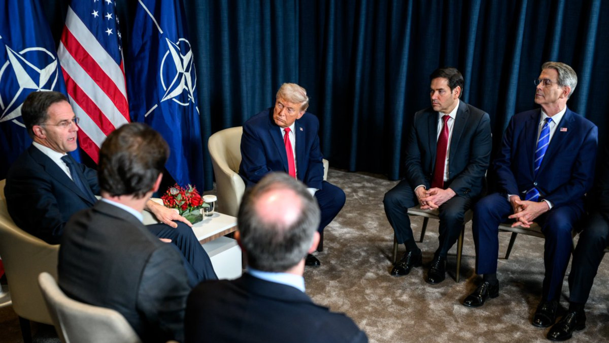 Mark Rutte, Secretary General of NATO, talks with Donald Trump, Marco Rubio, and Scott Bessent in Davos.
