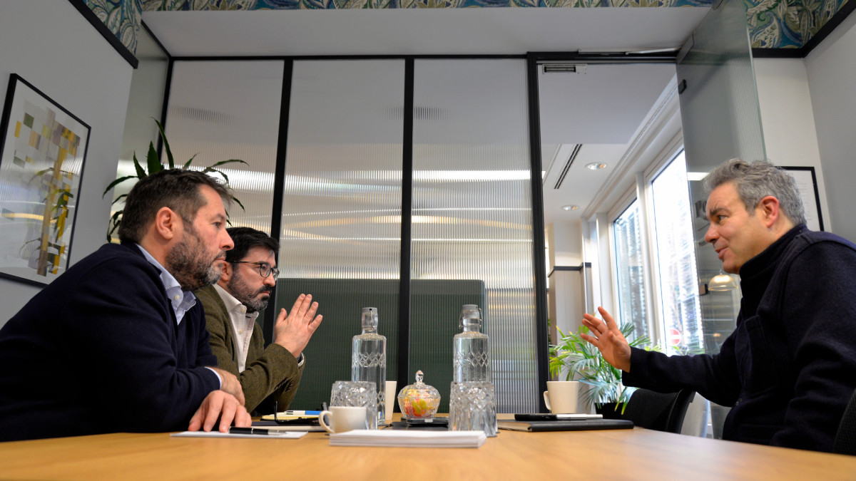 Mark Leonard (right) talks with Marc López Plana (left) and Toni Timoner (middle).