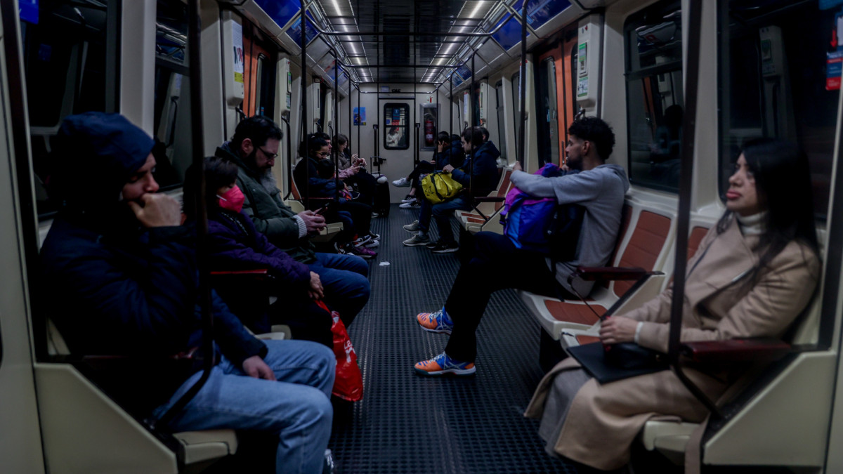 Varias personas en un vagón de metro (Madrid).