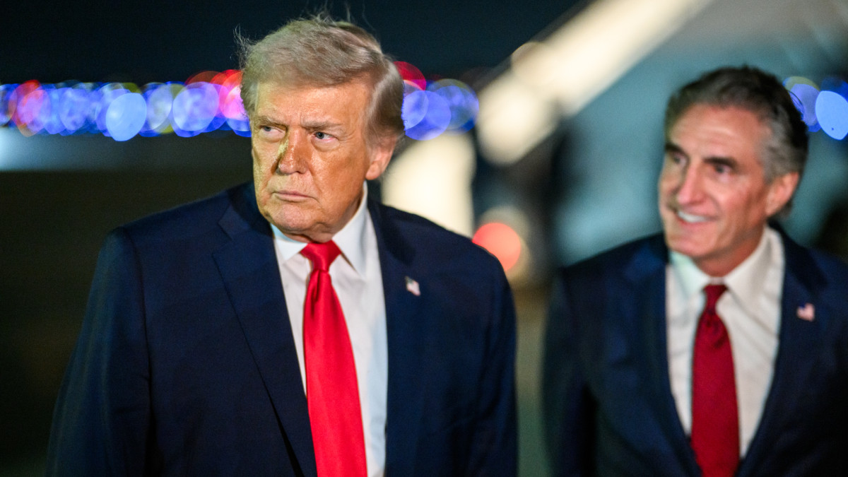 El presidente Donald Trump habla a la prensa antes de subir a bordo del Air Force One