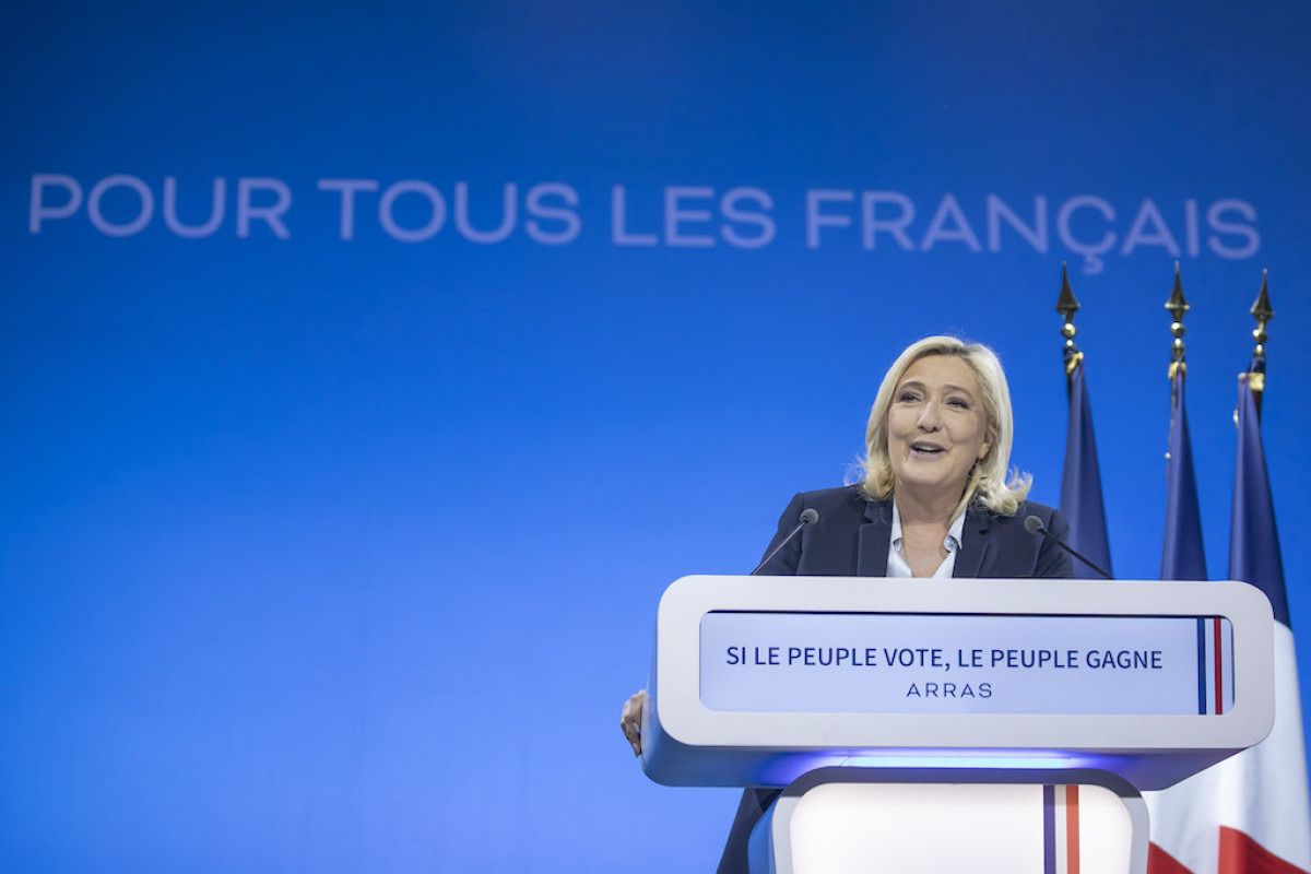 La candidata del partido de extrema derecha francés Agrupación Nacional, Marine Le Pen, pronuncia un discurso durante un mitin electoral en Arras.