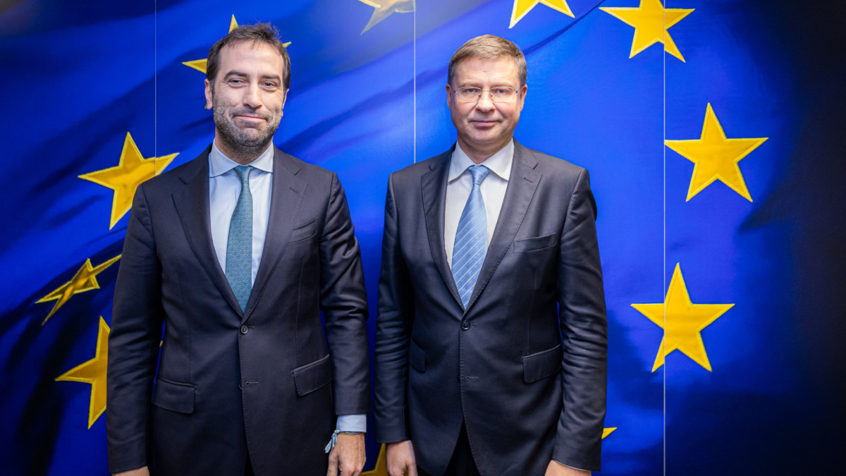 Valdis Dombrovskis, Comisario europeo de Estabilidad Financiera, Servicios Financieros y Unión de los Mercados de Capital (izquierda) y el ministro de Economía, Carlos Cuerpo (izquierda).