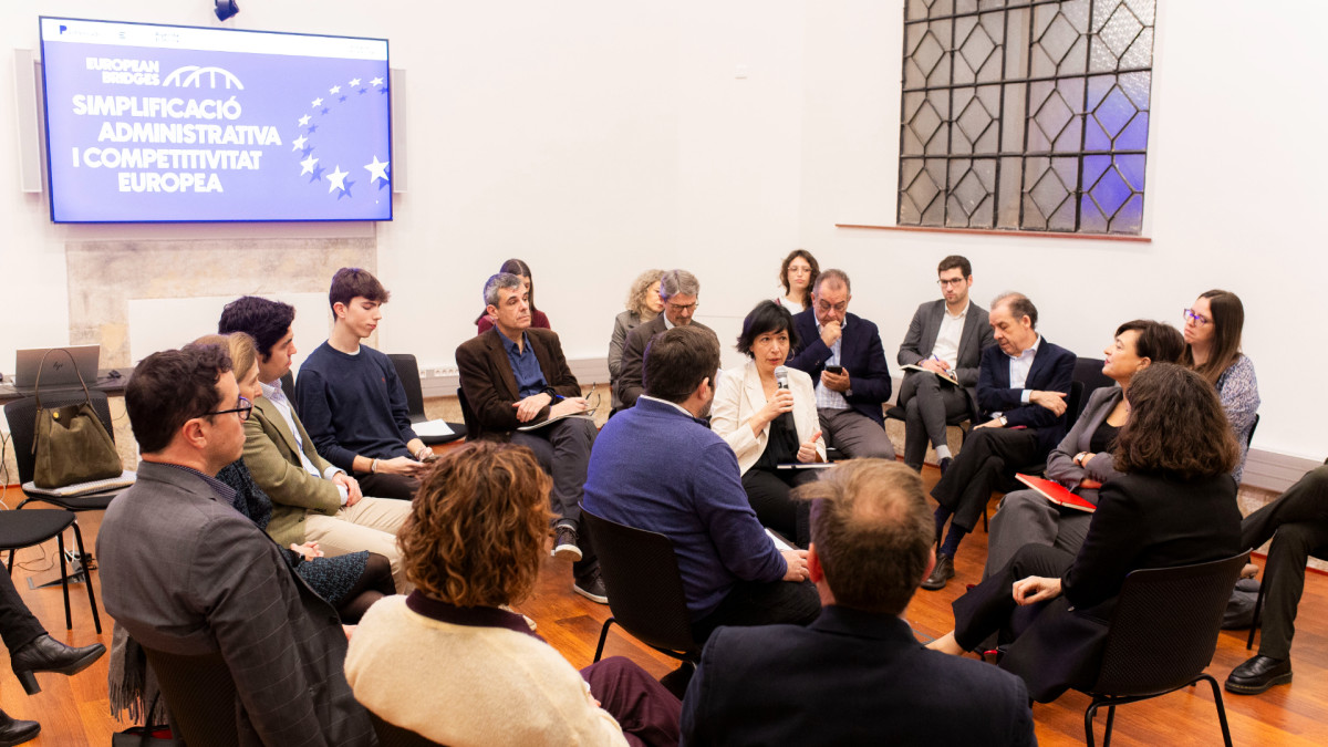 'Agenda Pública' reúne en Barcelona a representantes de la Administración, empresas y otros sectores para discutir sobre la simplificación administrativa.