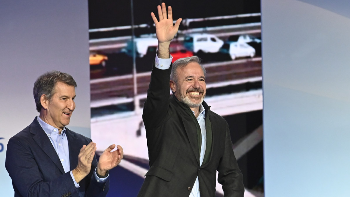 El presidente del Partido Popular, Alberto Núñez Feijóo (i), y el presidente del PP de Aragón, Jorge Azcón (d), durante la clausura del acto de presentación de la 'Declaración de Zaragoza'.