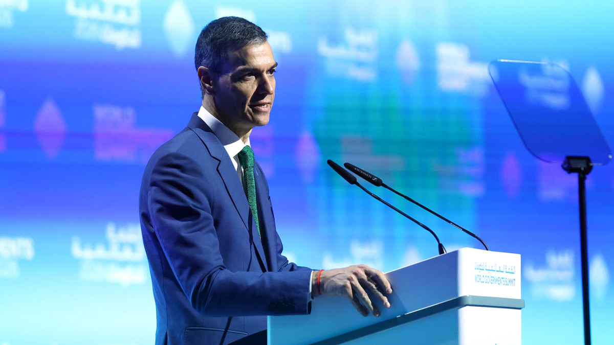 Pedro Sánchez anuncia en Dubái la medida de prohibir el uso de redes sociales a menores de dieciséis años.
