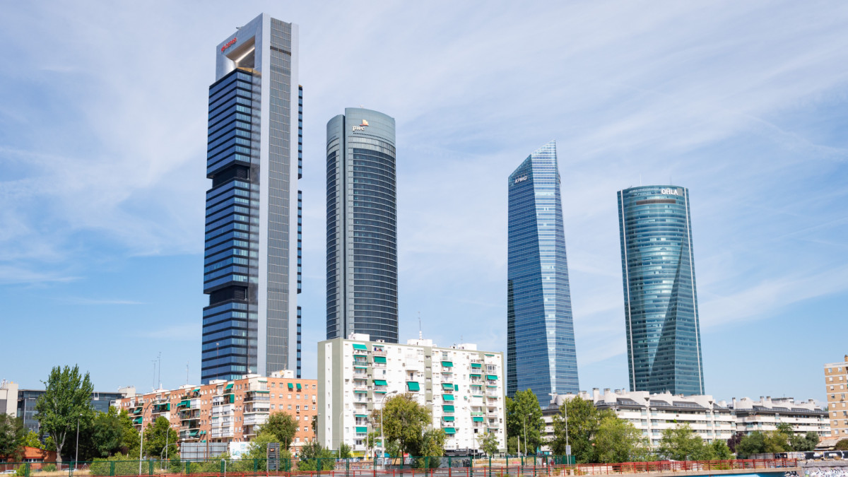 El distrito financiero de Madrid, conocido como 'las cuatro torres', visto desde la estación de Chamartín.