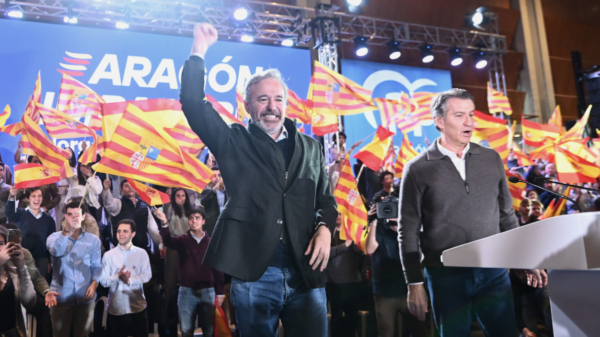 Jorge Azcón, presidente de Aragón y candidato del PP, junto al líder popular Alberto Núñez Feijóo en el cierre de campaña del partido.