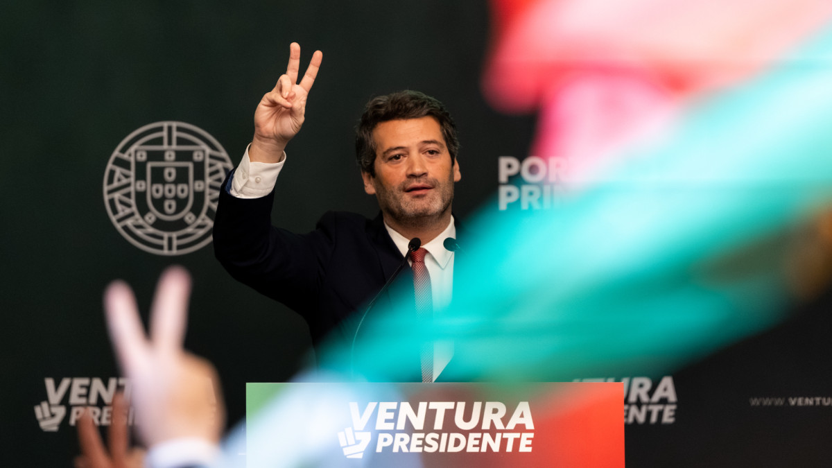 André Ventura, candidato de Chega a la presidencia de Portugal, haciendo su característico gesto de la victoria.