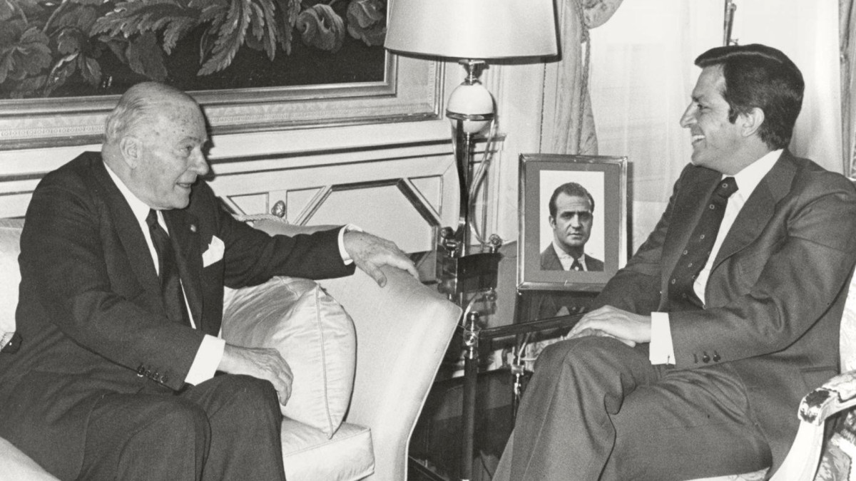Adolfo Suárez, presidente del Gobierno, recibe a Josep Tarradellas, presidente de la Generalitat de Cataluña en el exilio (1977).