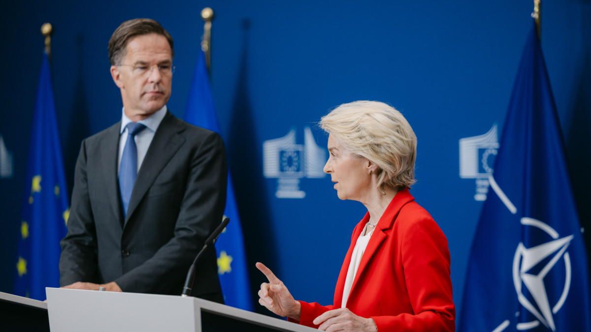 Mark Rutte, ex primer ministro holandés y secretario general de la OTAN, junto a la presidenta de la Comisión Europea, Úrsula von der Leyen.