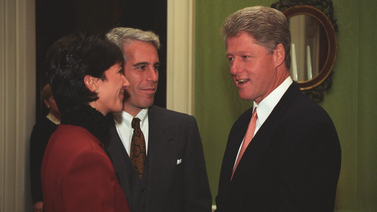 Jeffrey Epstein (centro) junto a Ghislaine Maxwell (izquierda) y el entonces presidente de Estados Unidos, Bill Clinton, en un acto en la Casa Blanca, 1993.
