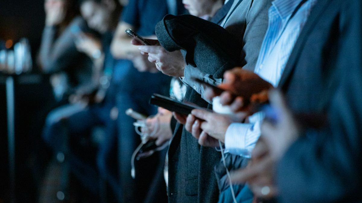 La relación entre las plataformas digitales y las actitudes políticas conspirativas pueden afectar a los principios democráticos más básicos.