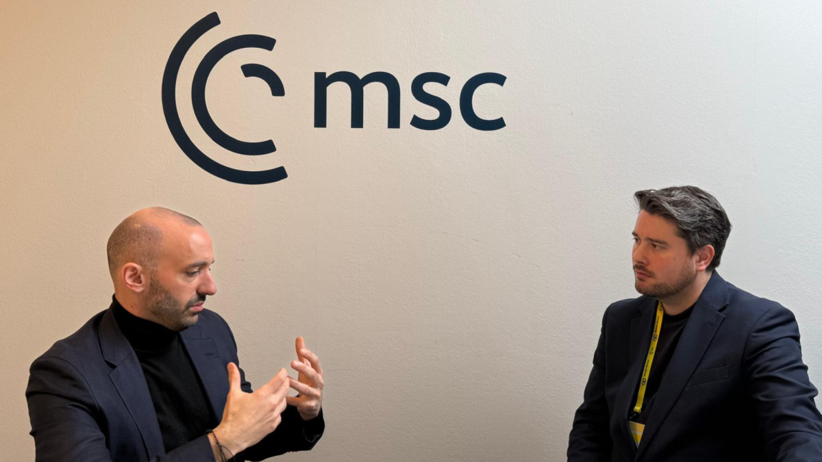 El ministro delegado francés Benjamin Haddad (izquierda) conversa con Jeremy Cliffe (derecha) en la Munich Security Conference.