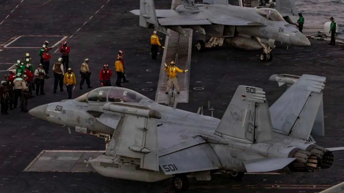 Marineros dirigen un EA-18G Growler, adscrito al Escuadrón de Ataque Electrónico (VAQ) 133, en la cubierta de vuelo del USS Abraham Lincoln (CVN 72) en el mar Arábigo.