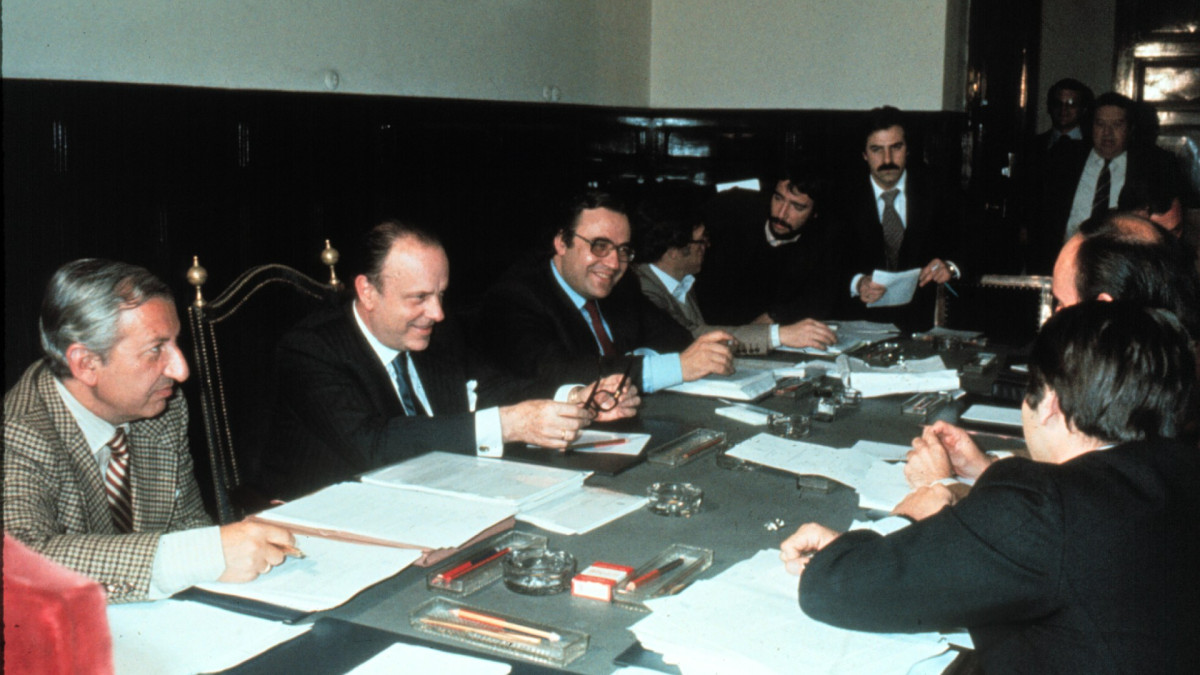 Constitución de la ponencia de siete diputados encargados de elaborar el anteproyecto de Constitución Española (los 'Padres de la Constitución').