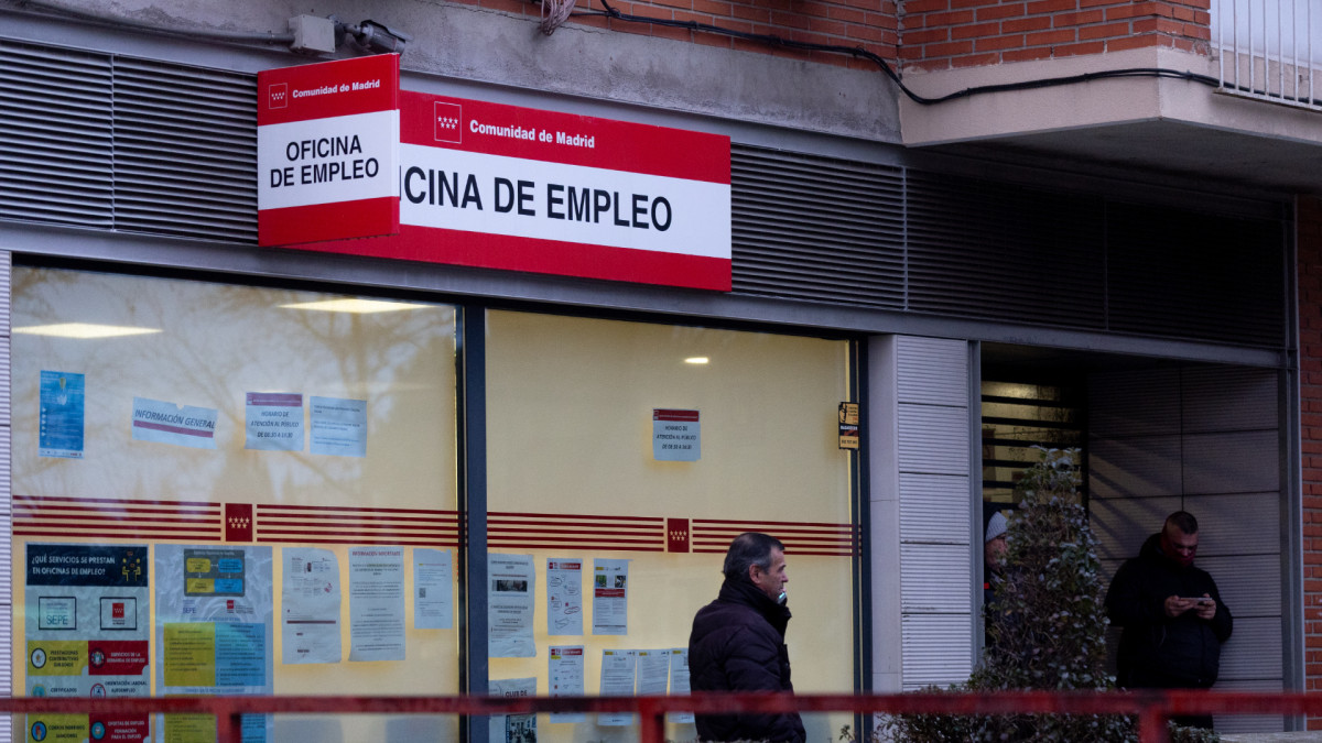 Un hombre sale de una Oficina de Empleo, a 3 de febrero de 2026, en Madrid (España).