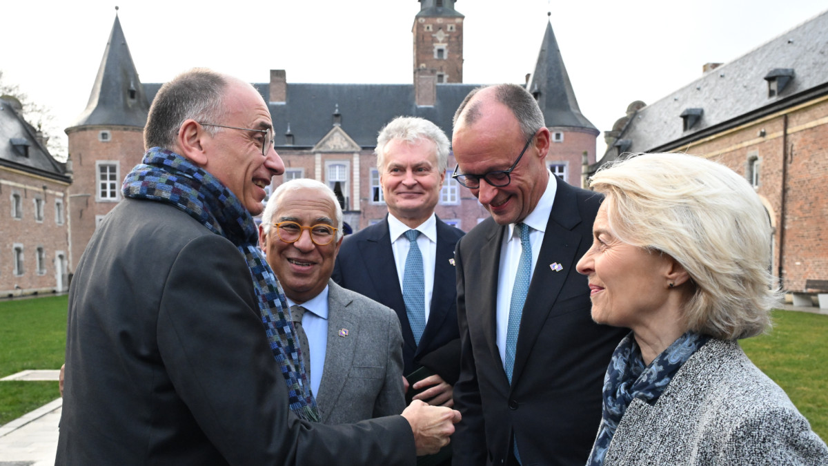 El ex primer ministro italiano Enrico Letta (izquierda) junto a varios líderes europeos en la reunión extraordinaria del Consejo Europeo del pasado 12 de febrero.