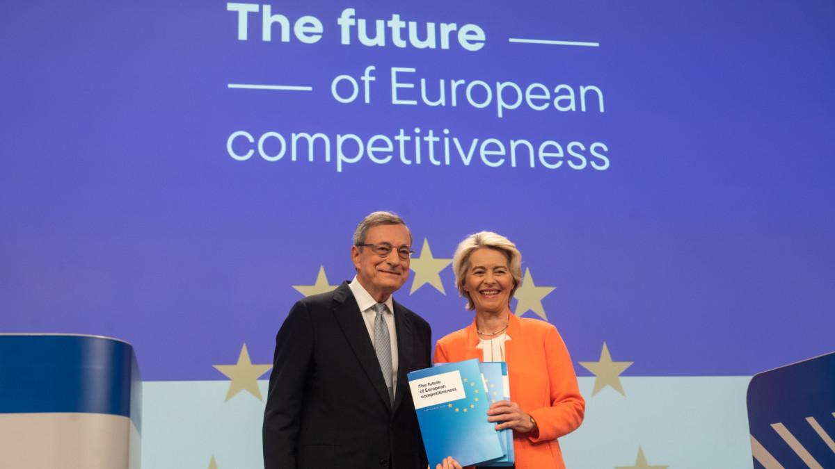 Mario Draghi presenta su informe sobre competitividad europea junto a la presidenta de la Comisión Europea, Úrsula von der Leyen.