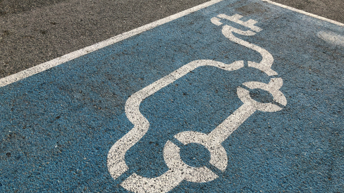 Los puntos de carga de vehículos eléctricos son un problema para el desarrollo de la movilidad sostenible por su concentración en zonas urbanas.