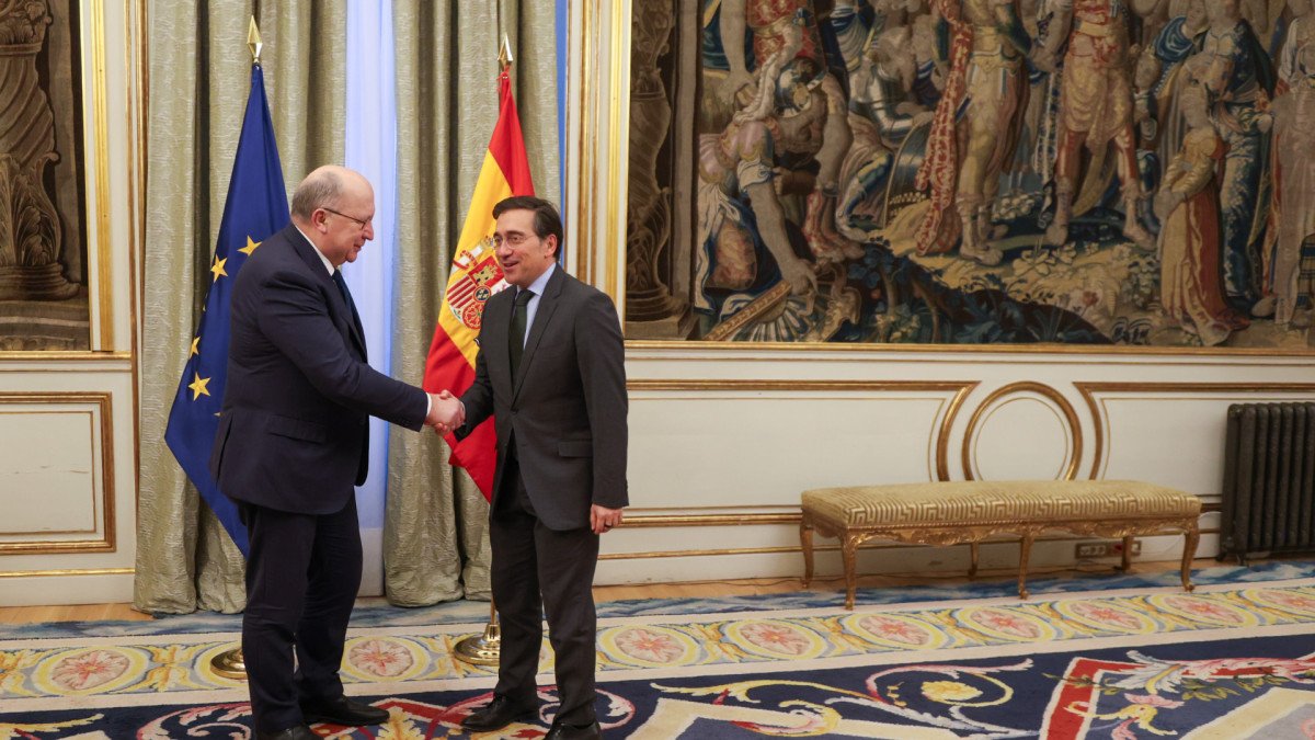 El comisario europeo de Defensa, Andrius Kubilius, junto al ministro de Asuntos Exteriores, José Manuel Albares, en una reciente visita a España.
