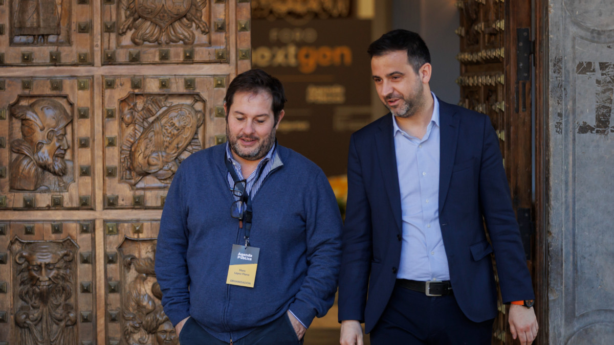 Pol Gibert, secretario general de Empresa del Govern de la Generalitat de Catalunya (derecha) y Marc López Plana, editor y director de 'Agenda Pública' (izquierda).