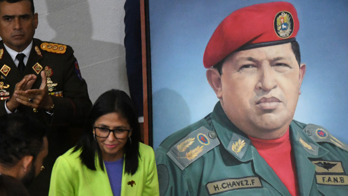 La actual presidenta de Venezuela, Delcy Rodríguez, frente a un retrato del expresidente Hugo Chávez.
