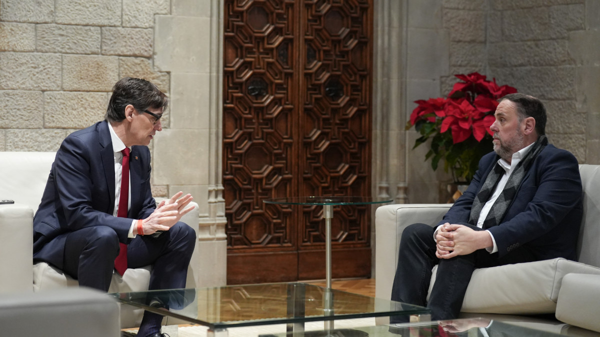 El president, Salvador Illa, conversa con el presidente de ERC, Oriol Junqueras.