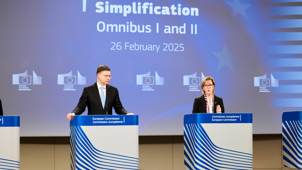 Los comisarios europeos Valdis Dombrovskis y Maria Luís Albuquerque presentan un proyecto de simplificación administrativa.