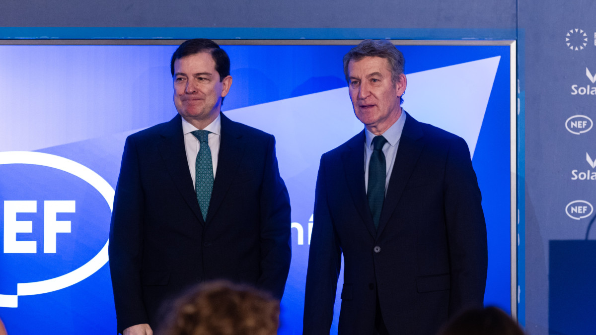 Alfonso Fernández Mañueco (izquierda), presidente de la Junta de Castilla y León, junto a Alberto Núñez Feijóo, presidente del Partido Popular.