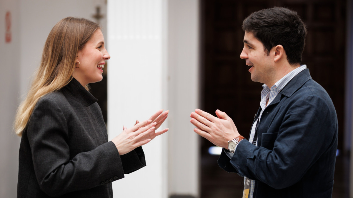 Elisa Vigil y Rodrigo Pinedo encuentran un momento para conversar durante el foro.