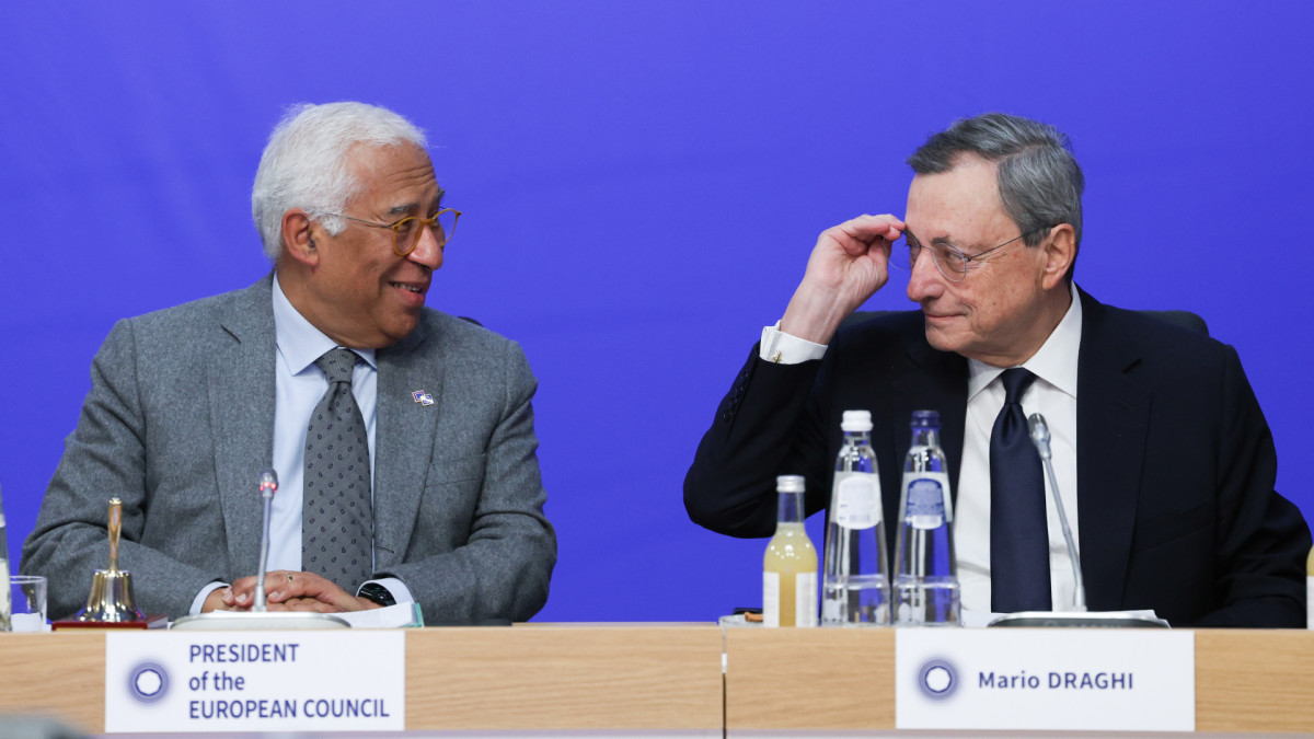 Mario Draghi (derecha) junto al presidente del Consejo Europeo, António Costa.
