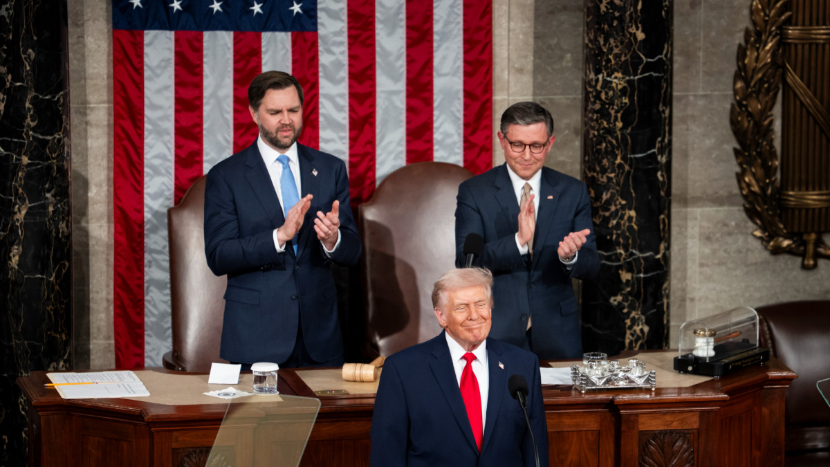 El presidente estadounidense, Donald Trump junto a su vicepresidente, J. D. Vance (izquierda) y el presidente de la Cámara de Representantes, Mike Johnson (derecha).