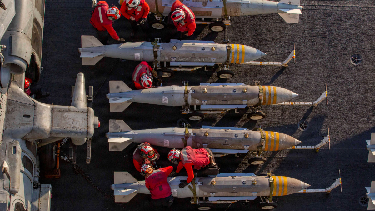 Tropas estadounidenses dan apoyo a la Operation Epic Fury en el mar Arábigo.