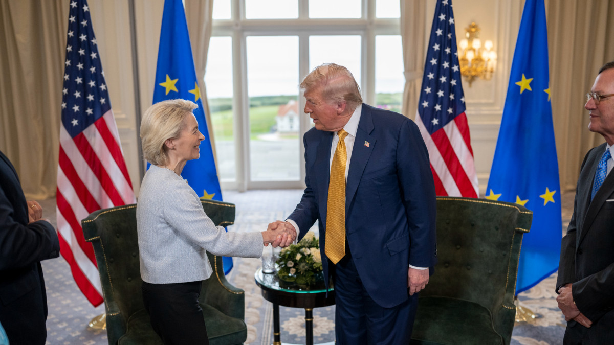 La presidenta de la Comisión Europea, Úrsula von der Leyen, con el presidente Donald Trump negociando el acuerdo de Turnberry.