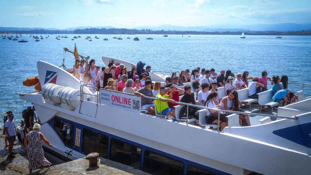 Un barco lleno de turistas en Santander, España.