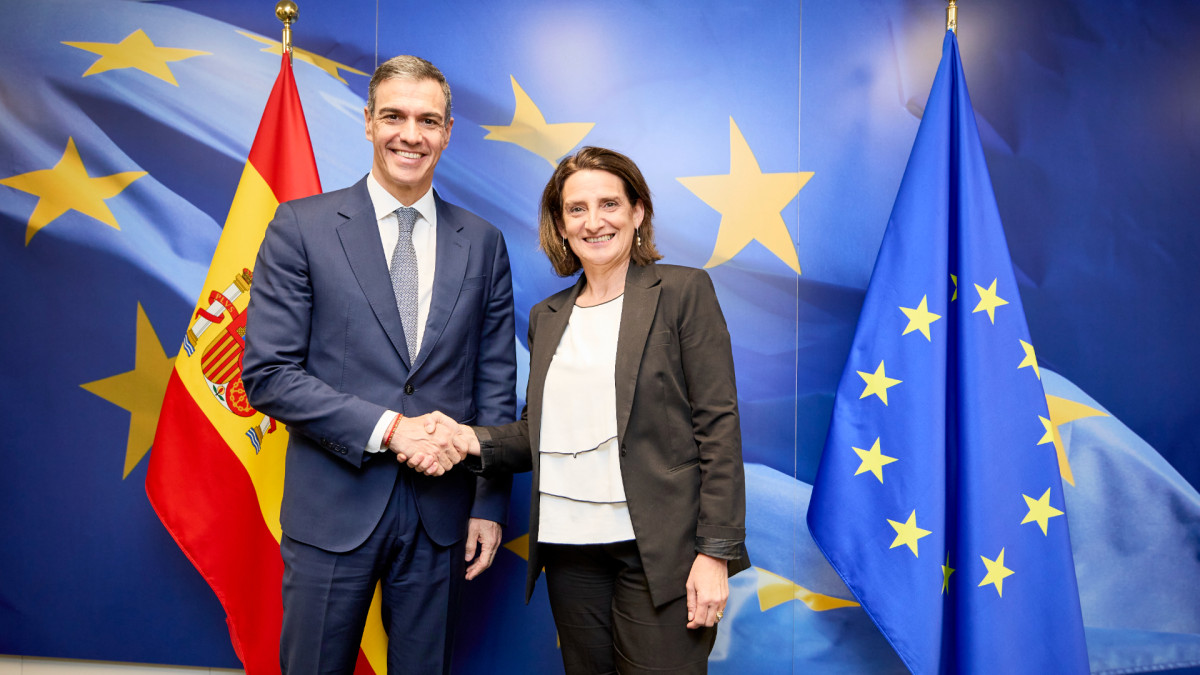 El presidente del Gobierno, Pedro Sánchez, junto a la vicepresidenta de la Comisión Europea, Teresa Ribera.