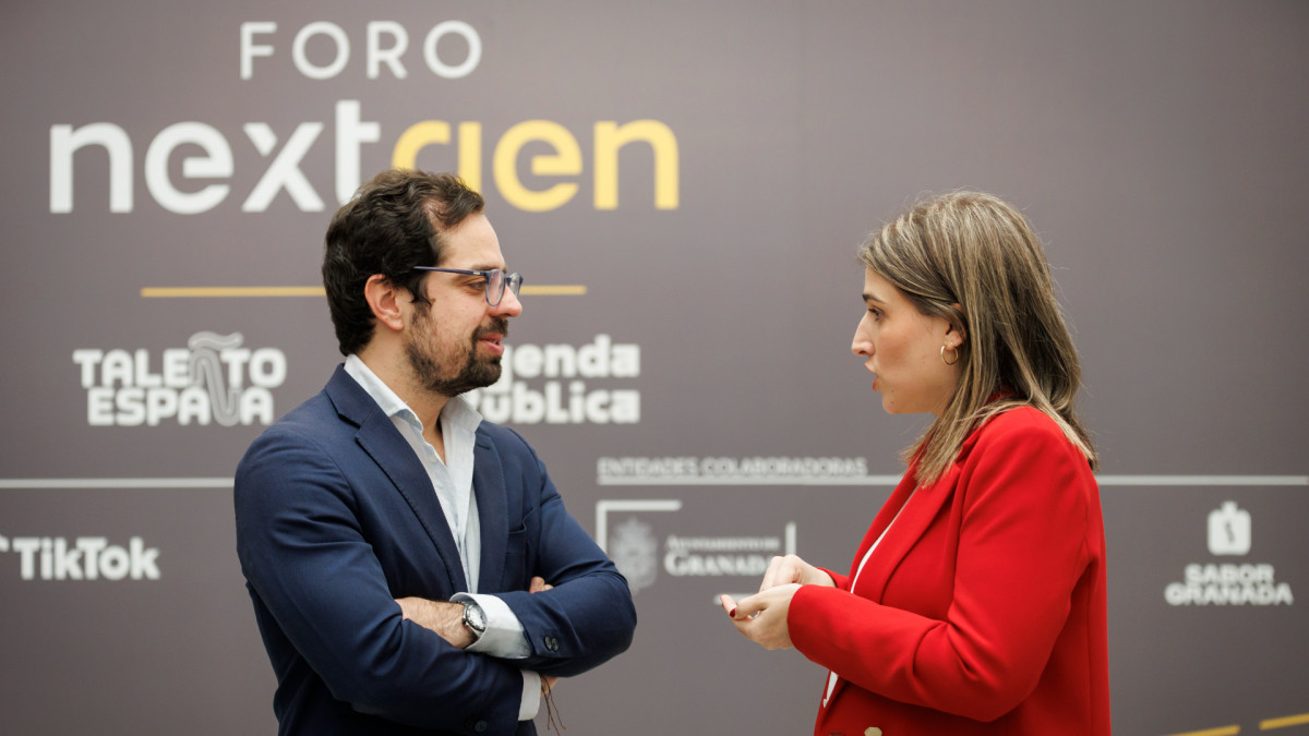 El diputado en el Congreso Eduardo Carazo (izquierda) y la eurodiputada Alicia Homs (derecha) en Granada.