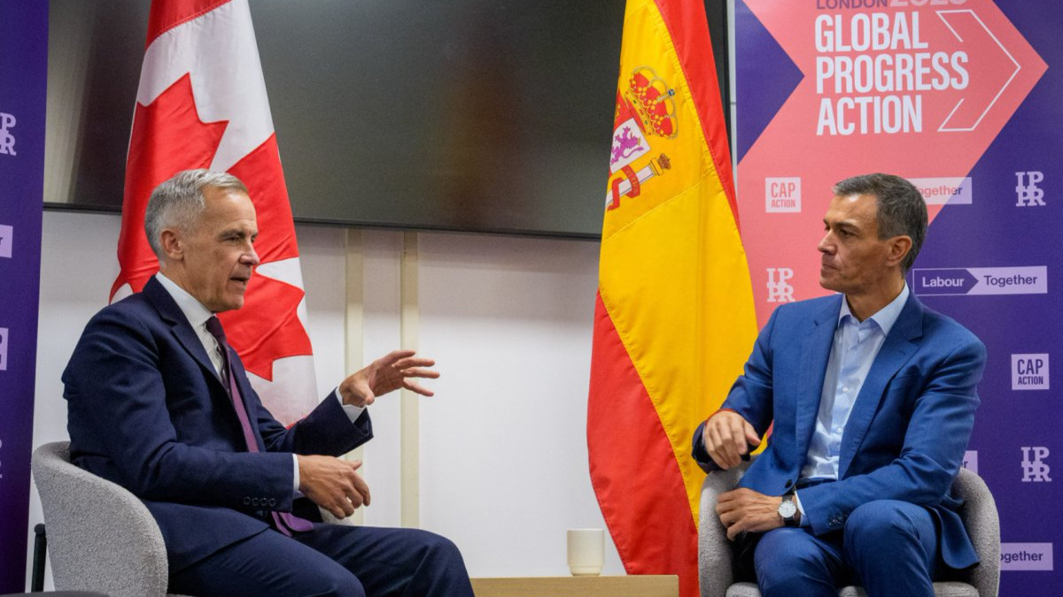 Canadian Prime Minister Mark Carney (left), alongside Spanish Prime Minister Pedro Sánchez.