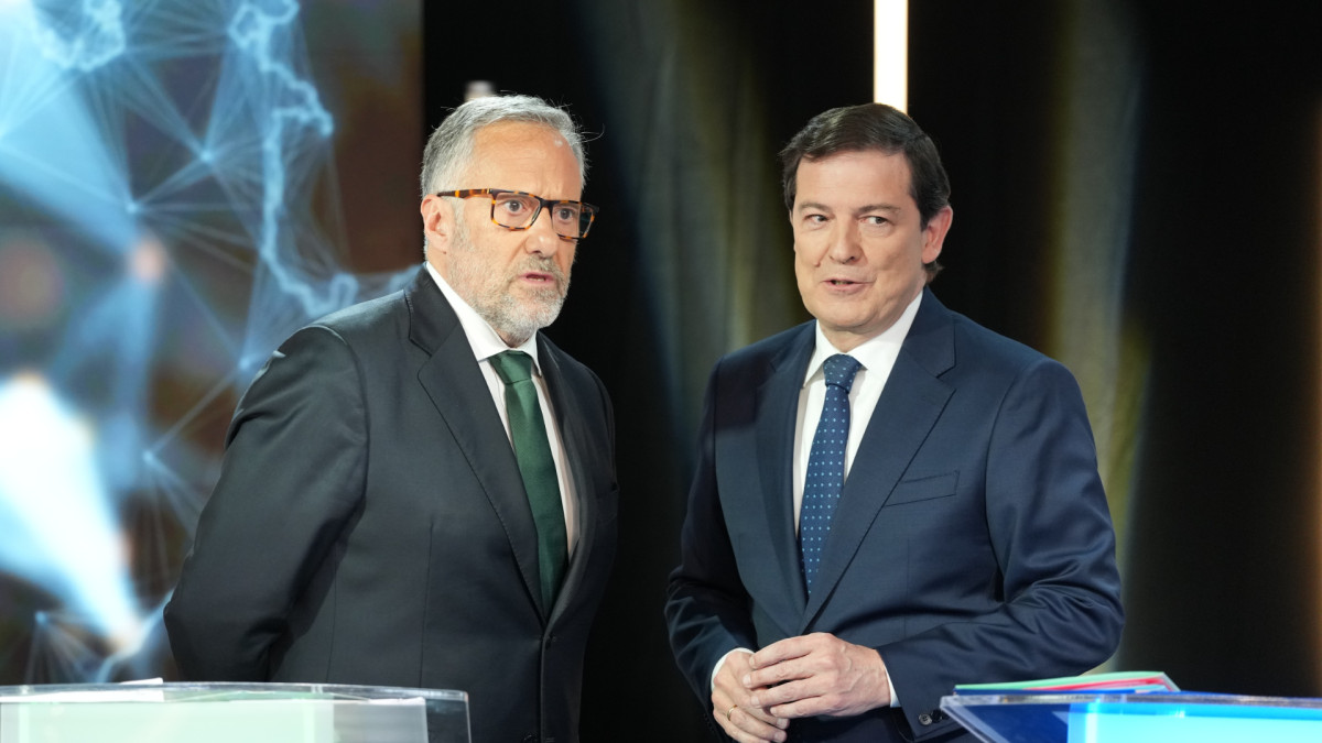 Carlos Pollán, candidato de Vox a la presidencia de la Junta de Castilla y León (izquierda) junto al presidente de la Junta, Alfonso Fernández Mañueco.