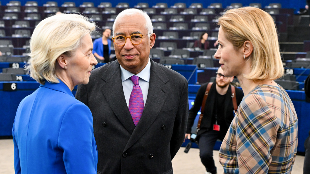 Úrsula von der Leyen (izquierda) junto a António Costa (centro) y Kaja Kallas (derecha).