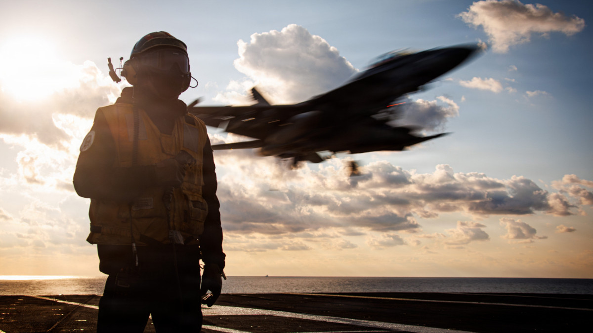Un caza F/A-18 despega desde el portaaviones Gerald R. Ford en el marco de la Operación Furia Épica.