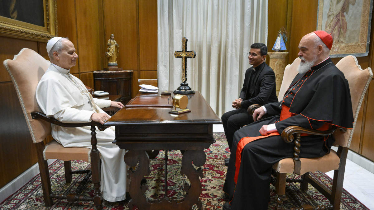 El Papa León XIV recibe en el Vaticano al Cardenal Arzobispo de Teherán, Dominique Mathieu, luego de que tuviese que ser evacuado de Irán.