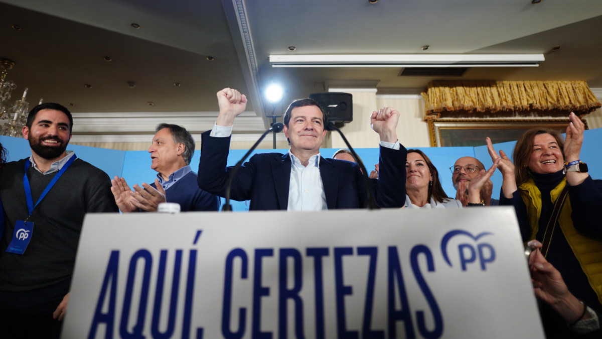 Alfonso Fernández Mañueco da desde Salamanca su discurso como ganador de la noche electoral.