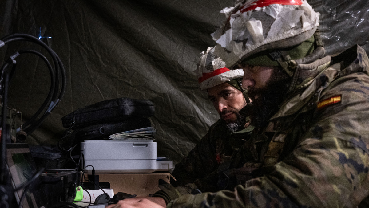 Soldados españoles participan en una simulación de la OTAN en el Ártico.