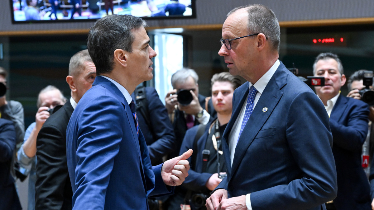 Pedro Sánchez conversa con Friedrich Merz en el Consejo Europeo del pasado 19 de marzo.
